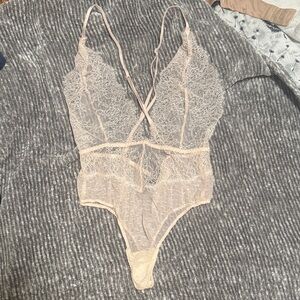 Victoria’s Secret || Deep V Lace Lingerie (M)